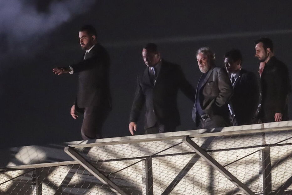 Chegada de Lula a Prisão de Curitiba marcada por tumultos