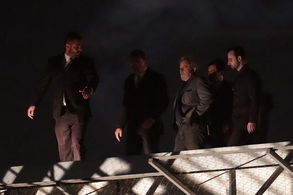 Chegada de Lula a Prisão de Curitiba marcada por tumultos