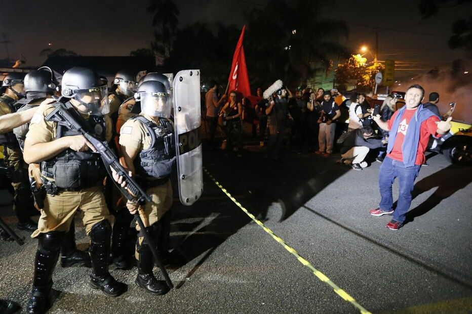 Chegada de Lula a Prisão de Curitiba marcada por tumultos