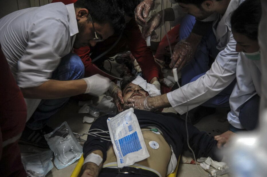 Vítimas de bombardeamento em Douma, na Síria assistidas num hospital