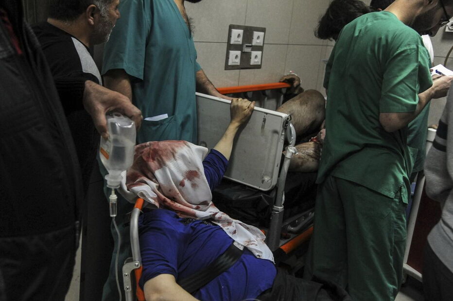 Vítimas de bombardeamento em Douma, na Síria assistidas num hospital