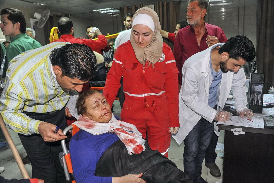 Vítimas de bombardeamento em Douma, na Síria assistidas num hospital