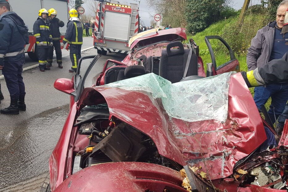 Despsite de carro contra árvore fere jovem condutor em Guimarães