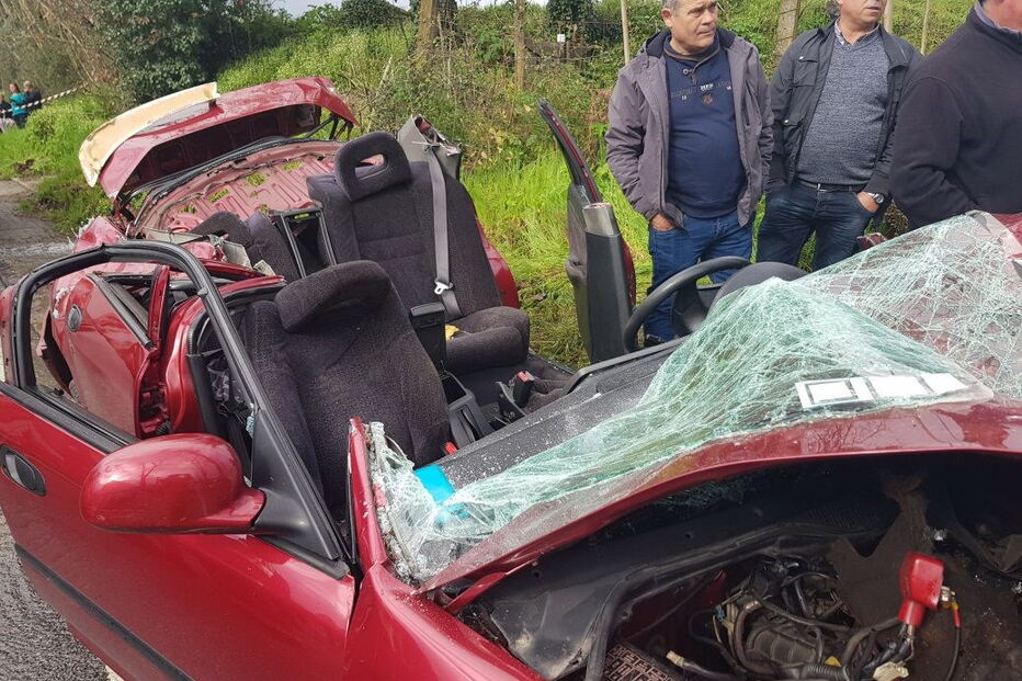 Despsite de carro contra árvore fere jovem condutor em Guimarães