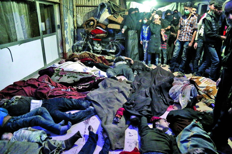 Corpos de vítimas do alegado ataque químico do regime sírio em Douma