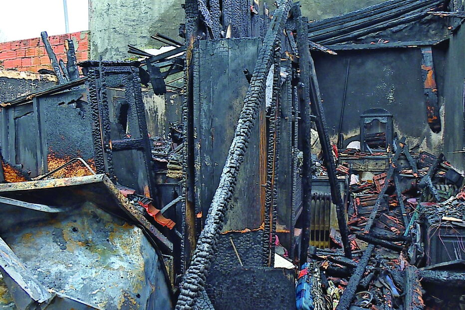 Residência integra um complexo que pertence a uma família e ficou reduzida a cinzas, no incêndio de ontem à tarde