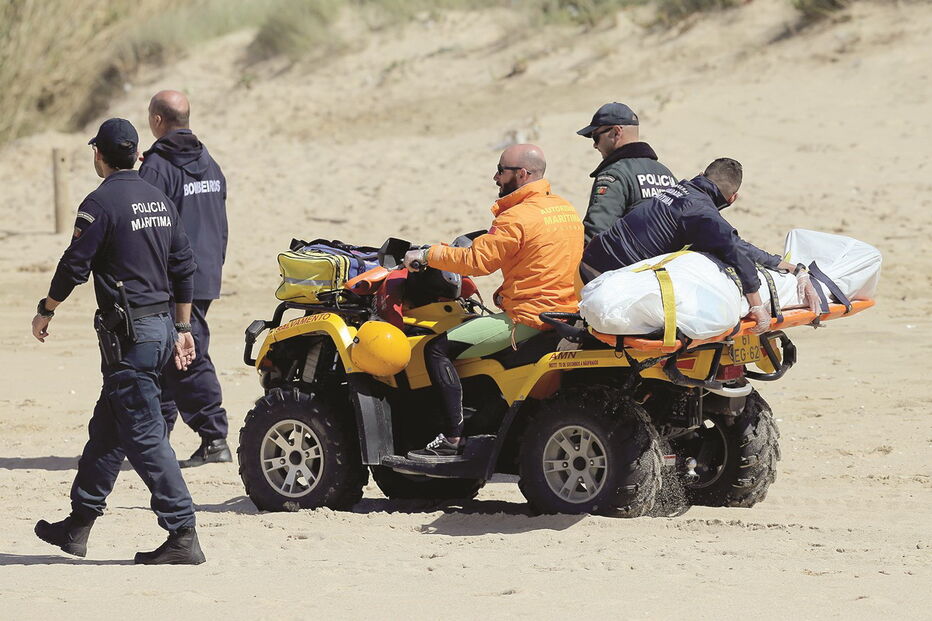 Corpo da vítima foi recolhido  do areal pela Autoridade Marítima 