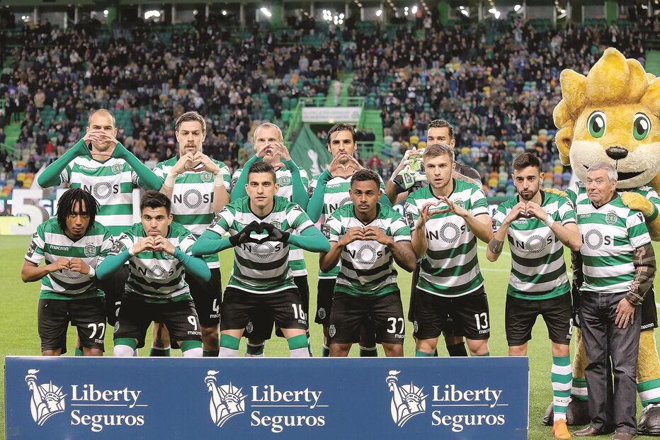 Jogadores do Sporting fizeram corações para promover uma campanha da Fundação Sporting antes do jogo com o Paços de Ferreira, no passado domingo 
