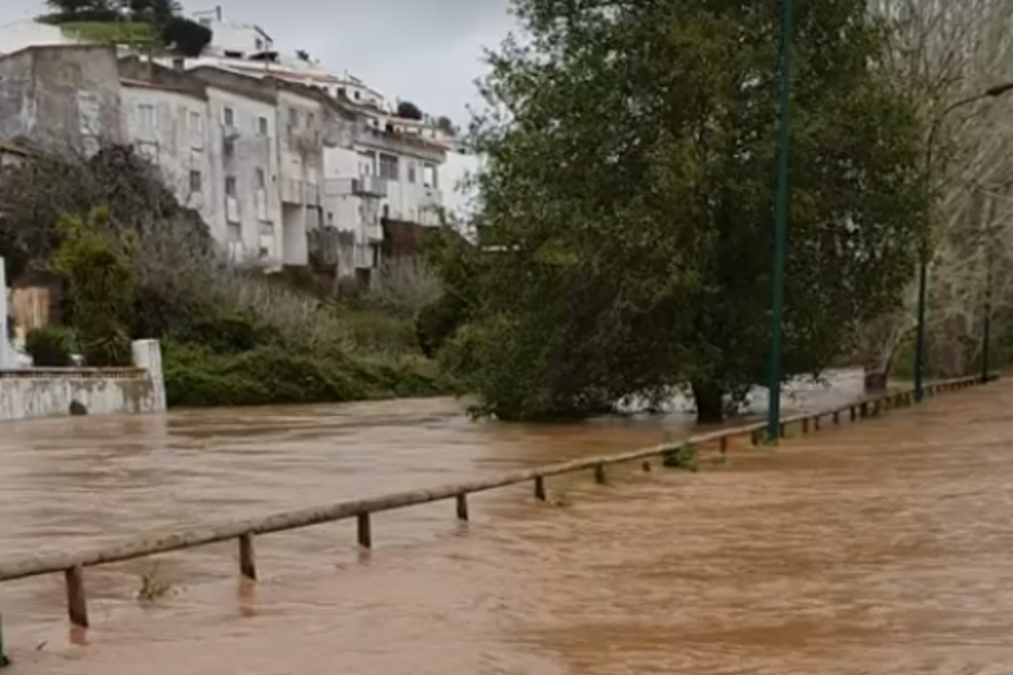 Mau tempo provoca cheias em Aljezur