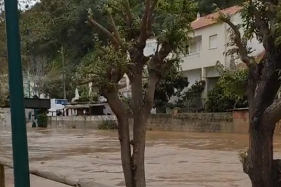Mau tempo provoca cheias em Aljezur