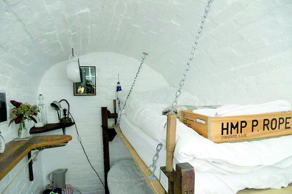 Turistas pagam para dormir na cadeia