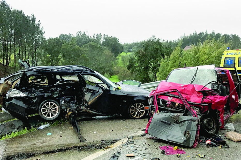 Duas viaturas envolvidas no choque brutal ficaram desfeitas  