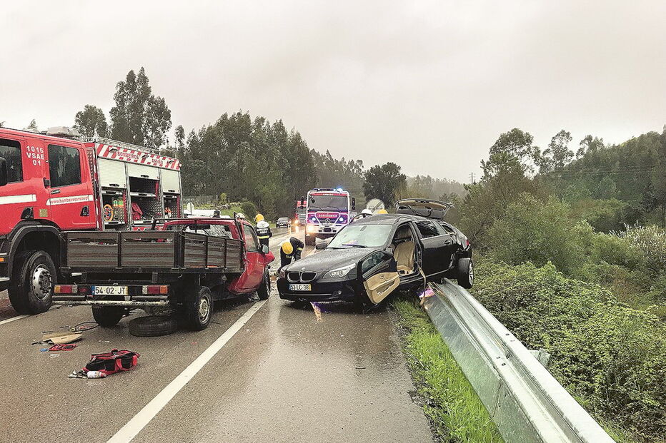 Acidente matou um homem, feriu outro com gravidade e obrigou ao encerramento do IC8 durante mais de uma hora