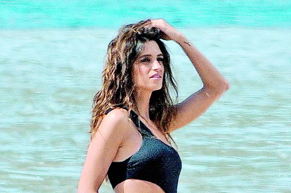 Durante umas férias em Ibiza, Sara Carbonero foi surpreendida pela revista ‘Hola’ e exibiu uma excelente forma física
