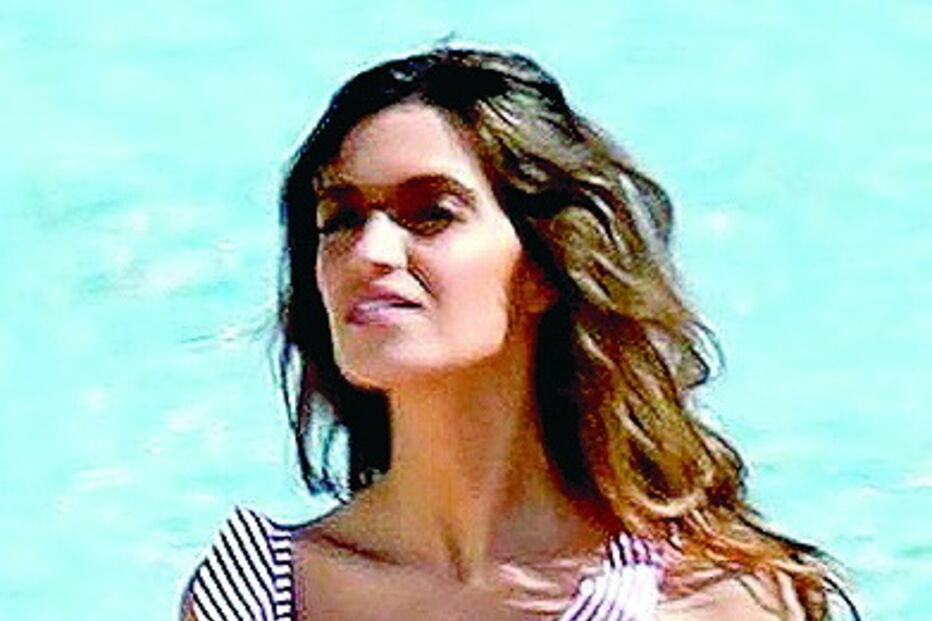 Durante umas férias em Ibiza, Sara Carbonero foi surpreendida pela revista ‘Hola’ e exibiu uma excelente forma física
