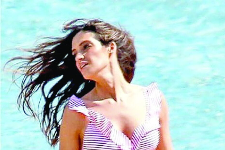 Durante umas férias em Ibiza, Sara Carbonero foi surpreendida pela revista ‘Hola’ e exibiu uma excelente forma física