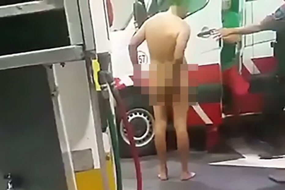 Homem grita por ajuda médica para retirar dildo do anús