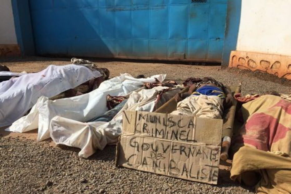 Corpos foram depositados em frente às instalações dos capacetes azuis