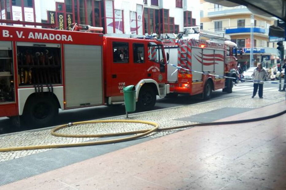 Incêndio leva à evacuação do centro comercial Babilónia