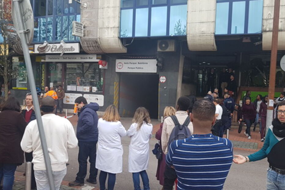 Incêndio leva à evacuação do centro comercial Babilónia