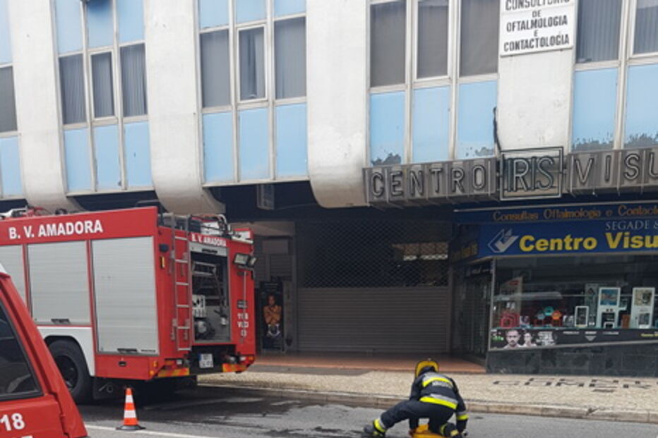 Incêndio leva à evacuação do centro comercial Babilónia