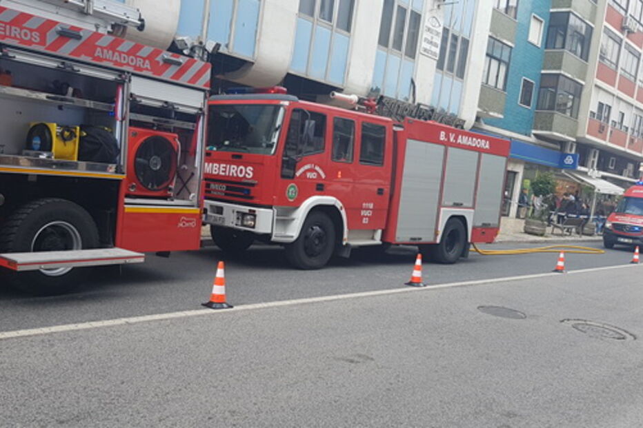 Incêndio leva à evacuação do centro comercial Babilónia