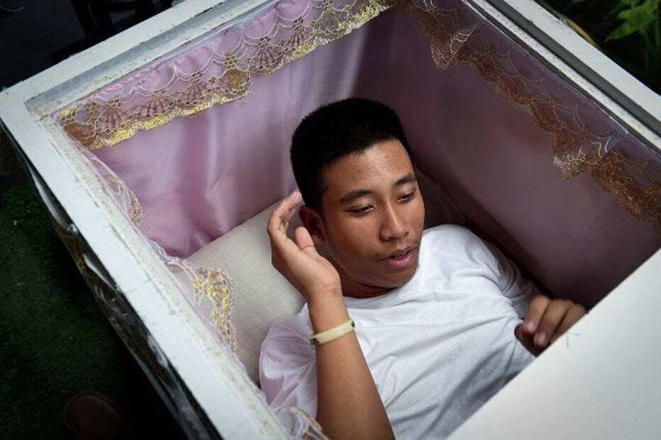 No ‘Kid Mai Death Café’ os clientes podem deitar-se em caixões