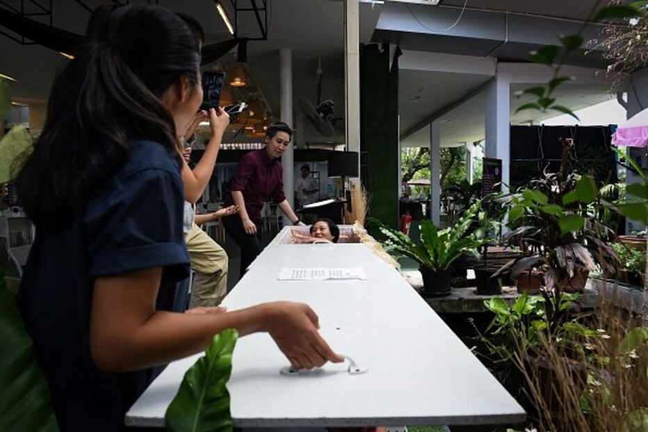 No ‘Kid Mai Death Café’ os clientes podem deitar-se em caixões