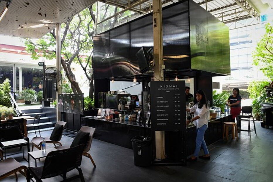 No ‘Kid Mai Death Café’ os clientes podem deitar-se em caixões