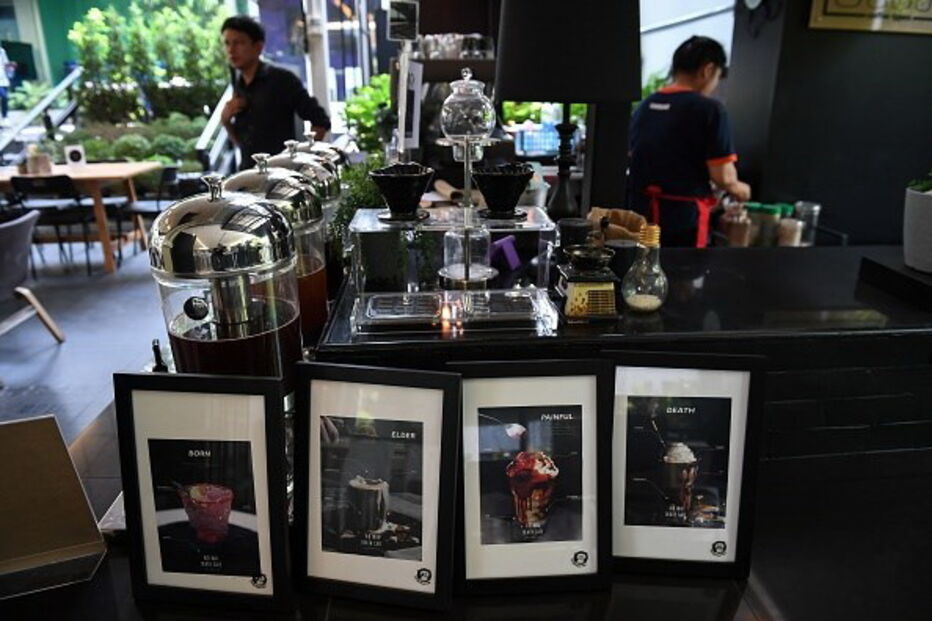 No ‘Kid Mai Death Café’ os clientes podem deitar-se em caixões