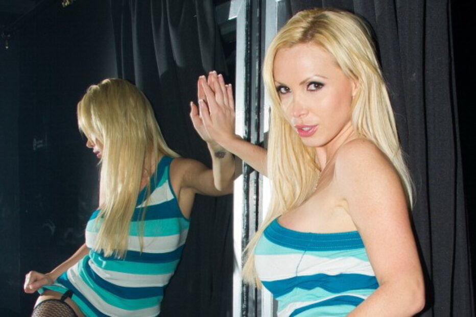 Atriz pornográfica acusa produtora de colaborar em violação