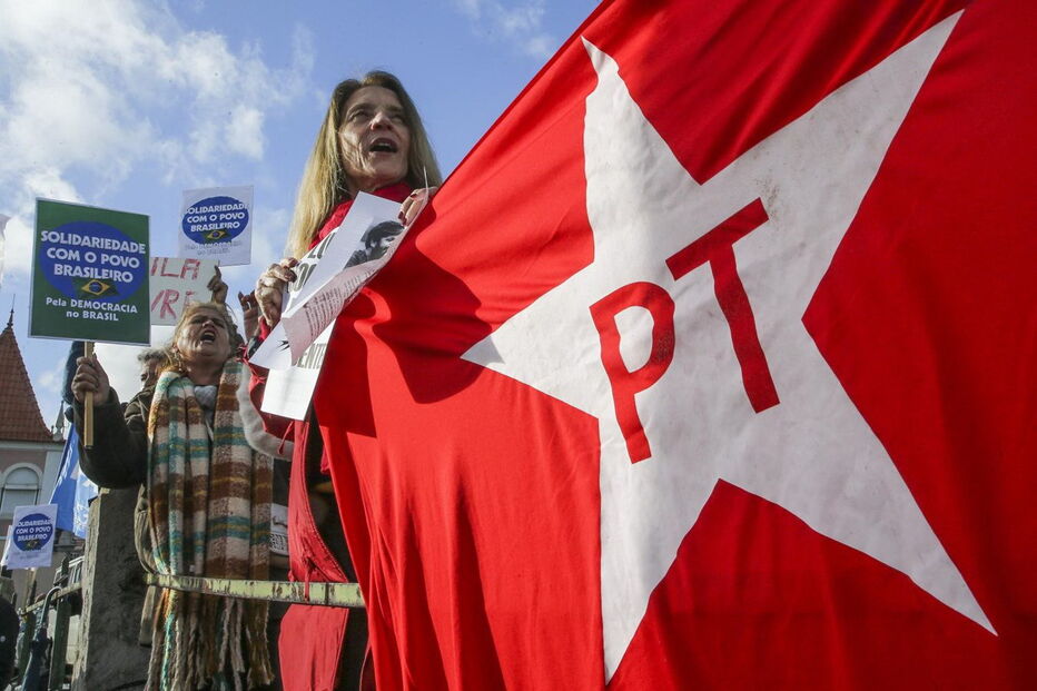 Protesto frente à embaixada do Brasil em Lisboa pela 