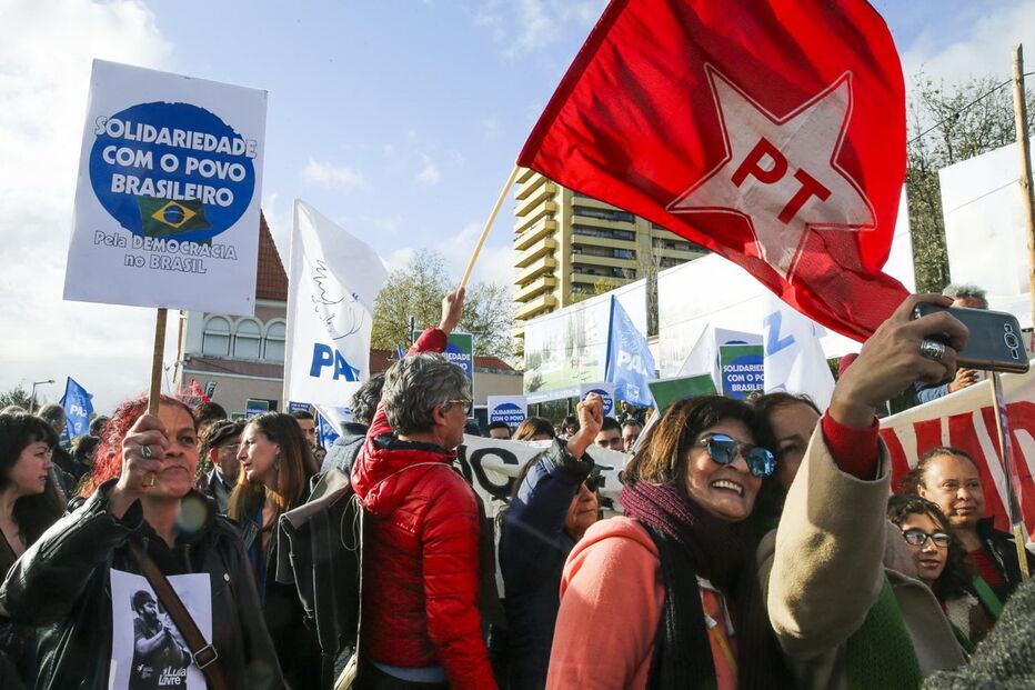 Protesto frente à embaixada do Brasil em Lisboa pela 