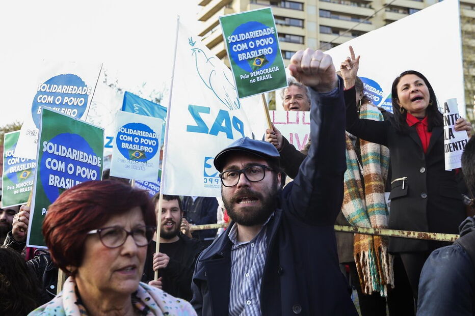 Protesto frente à embaixada do Brasil em Lisboa pela 