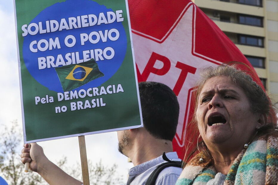 Protesto frente à embaixada do Brasil em Lisboa pela 
