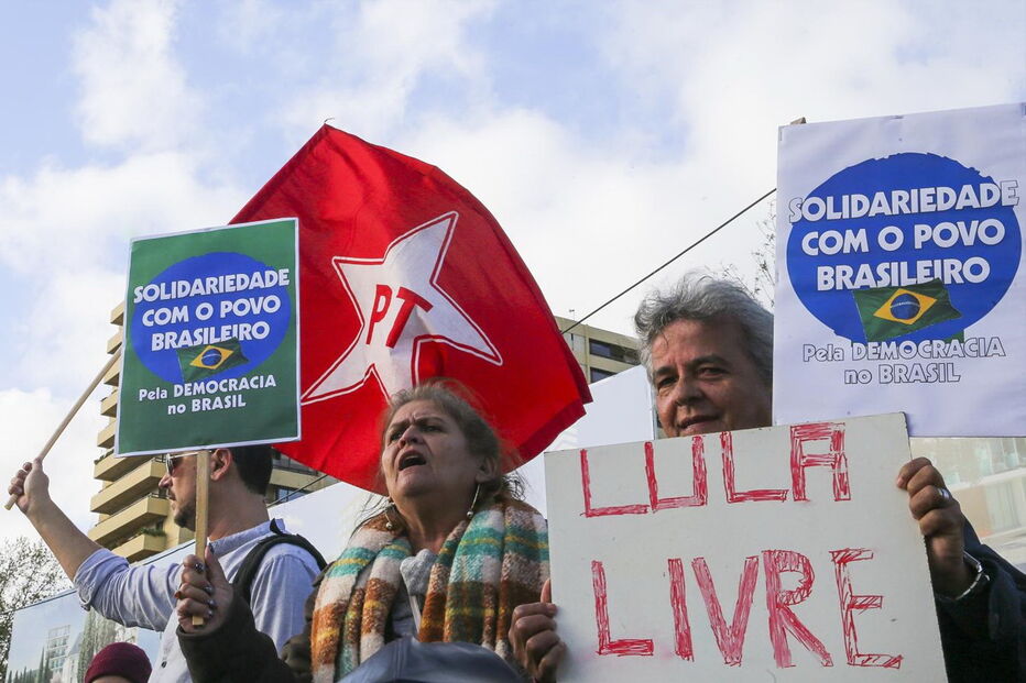 Protesto frente à embaixada do Brasil em Lisboa pela 