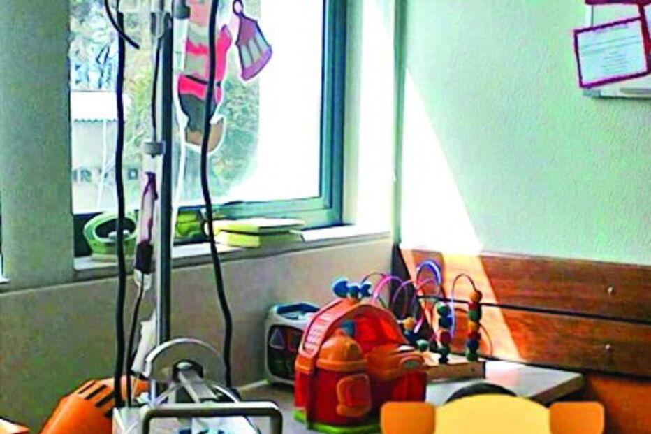 Criança recebe transfusão de sangue num corredor