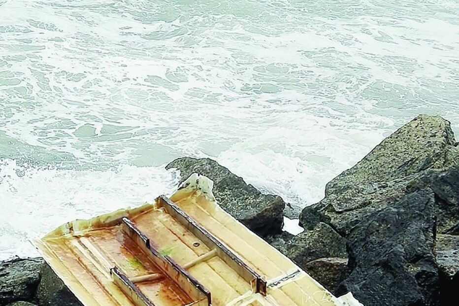 Embarcação arrastada contra as rochas