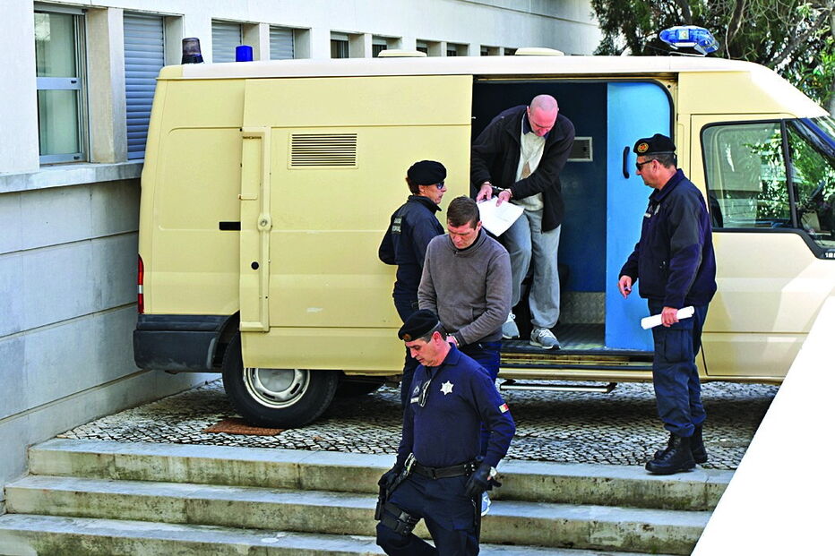 Arguidos à chegada ao Tribunal de Faro