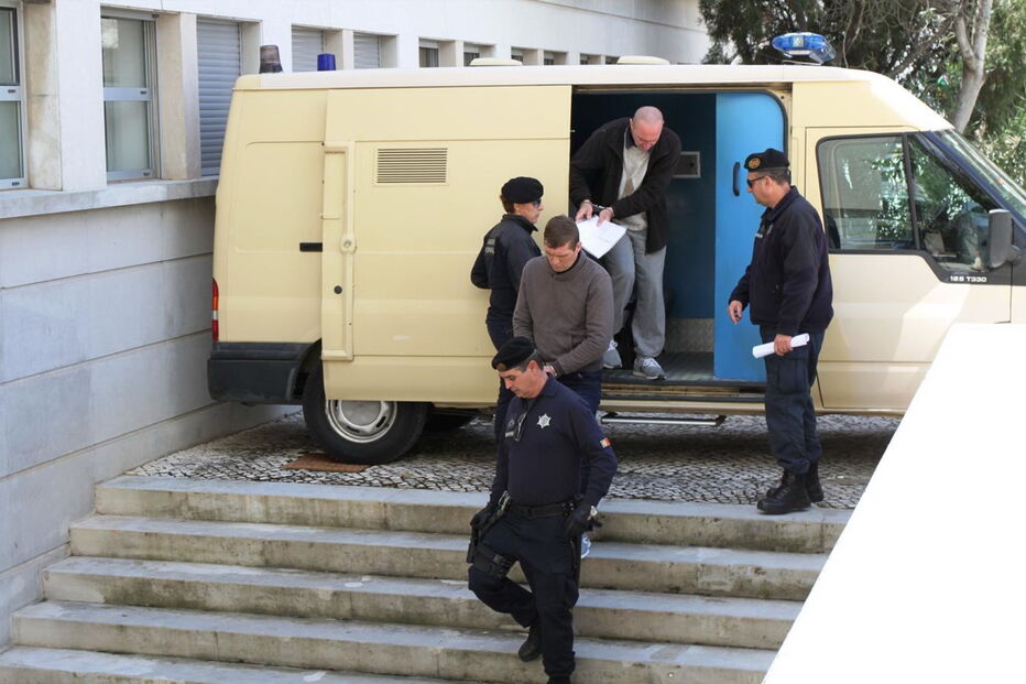 Arguidos à chegada ao Tribunal de Faro