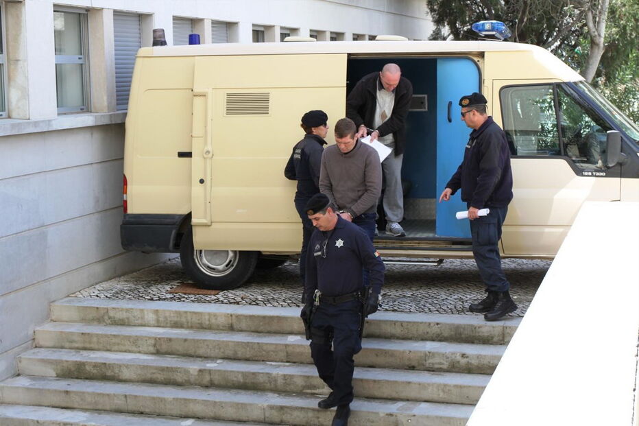 Arguidos à chegada ao Tribunal de Faro