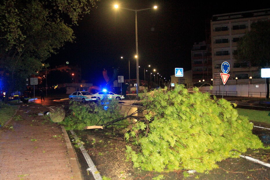 Mau tempo causa destruição em Albufeira