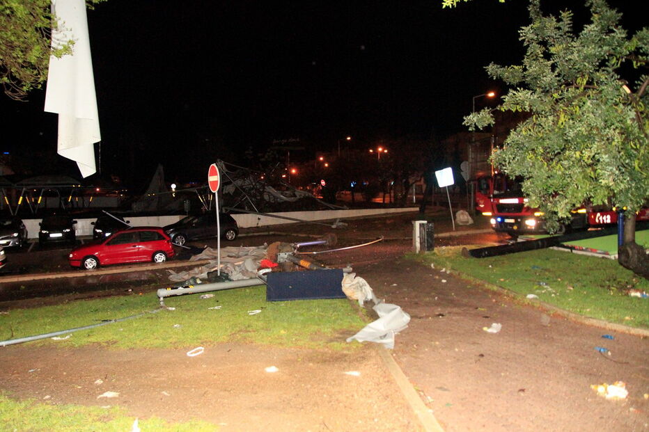 Mau tempo causa destruição em Albufeira