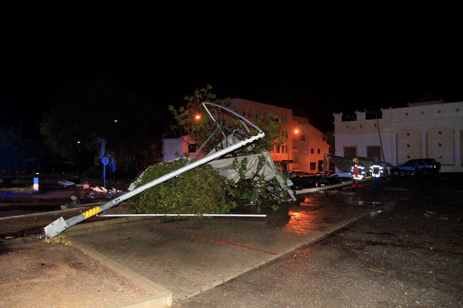 Mau tempo causa destruição em Albufeira