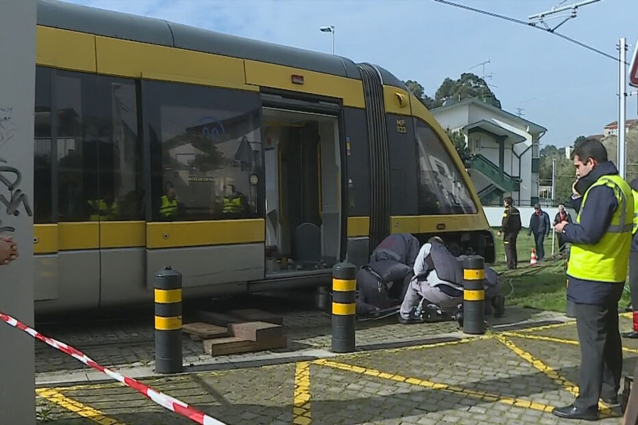 Metro abalroa carro em Gondomar 