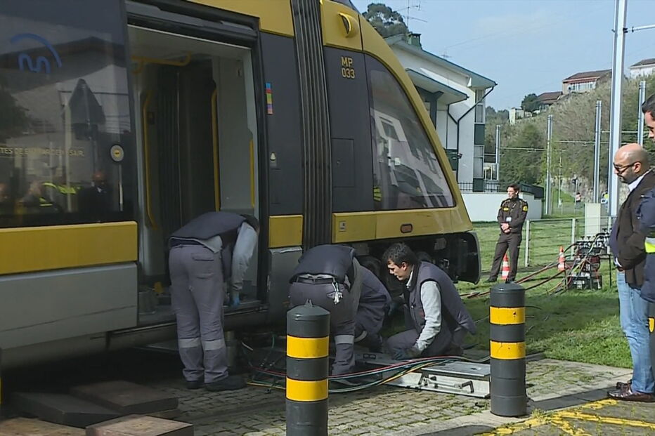 Metro abalroa carro em Gondomar 