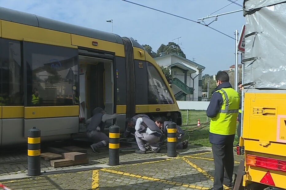 Metro abalroa carro em Gondomar 