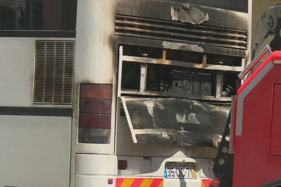 Autocarro foi consumido pelas chamas