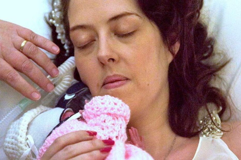 Mulher com cancro terminal dá à luz bebé prematura e morre dias depois