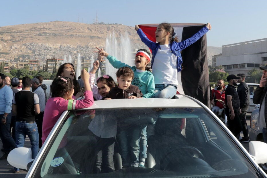 Sírios em protesto nas ruas de Damasco após ataque